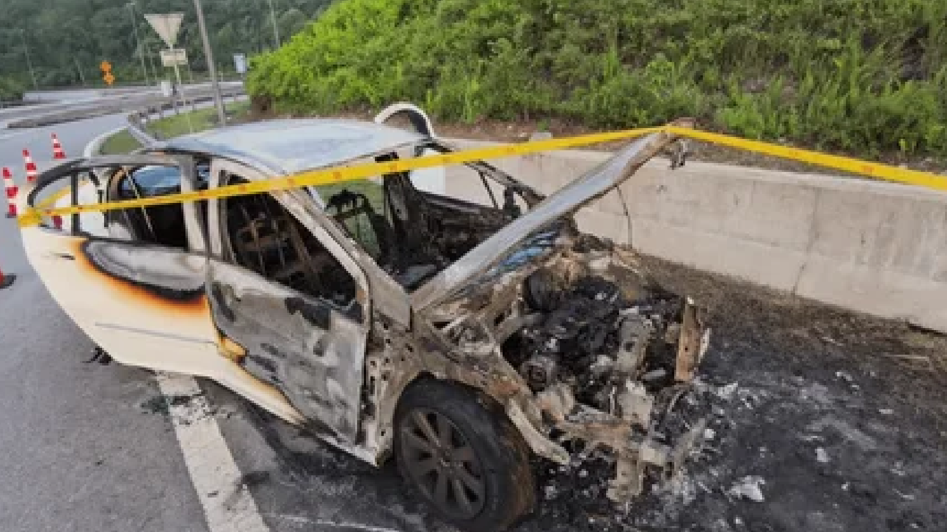 டியூக் விரைவுச்சாலையில் கார் தீப்பற்றி விபத்து: இருவர் உயிரிழப்பு, ஒருவர் படுகாயம்