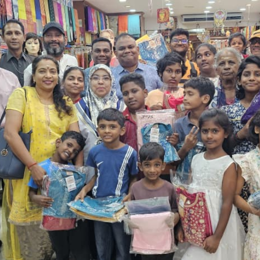 வள்ளல் மனங்களின் ஒளியில் மிளிரும் தீபாவளி -  20 ஆண்டுக் கால டத்தோ ஆறுமுகத்தின் நெகிழ்ச்சியான ஈகைப் பயணம்!